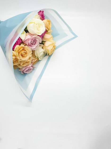 Photo a bouquet of roses is in a blue bag.