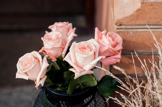 花瓶の装飾的なデザインのバラの花束
