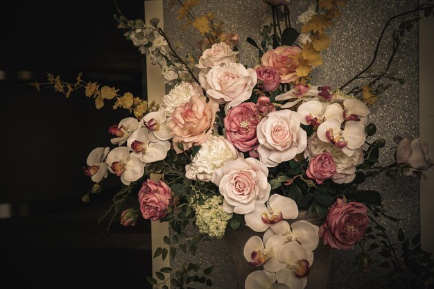 Bouquet of roses in a vase wiht wall