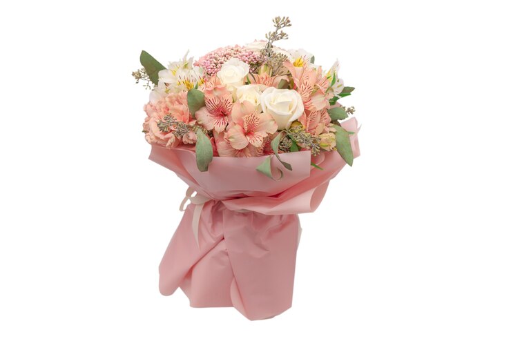 Photo 분홍색 포장지에 부드러운 분홍색 꽃의 꽃다발.