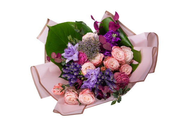 Foto bouquet di fiori rosa tenui in carta da regalo rosa.