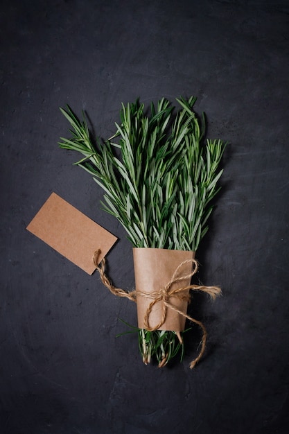 Bouquet di spezie rosmarino su sfondo scuro