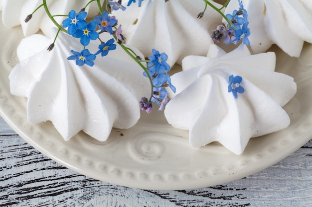 Foto fiori della molla del mazzo, tazza di caffè, caramelle gommosa e molle su di legno