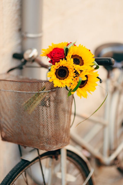 Foto bouquet di girasoli nel cestino della bicicletta