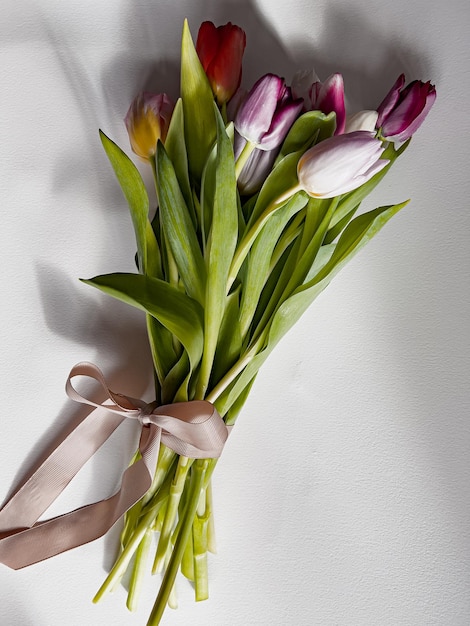 Foto bouquet di tulipani. un mazzo di tulipani freschi per le congratulazioni