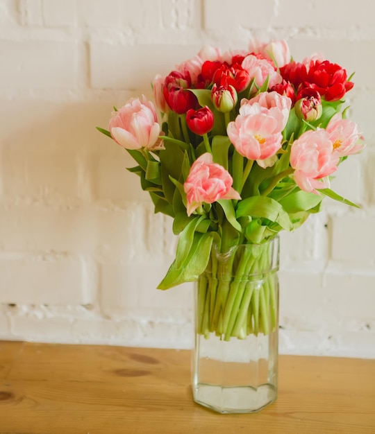 Bouquet di tulipani su sfondo bianco per la pubblicità