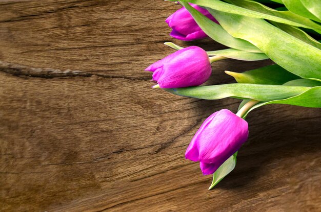 Bouquet van prachtige tulpen op houten achtergrond Tulpen op oude planken