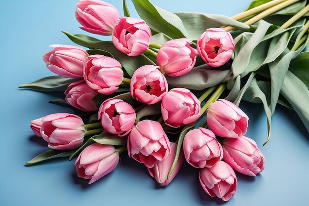 Bouquet van roze tulpen bloemen op blauwe achtergrond Wachtend op de lente Flat lay top view