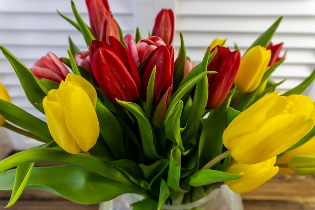 Bouquet van voorjaarsbloemen rode en gele tulpen