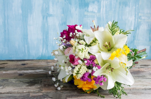 Bouquet di fiori vari in diversi colori