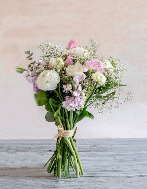 Foto bouquet di fiori vari in diversi colori