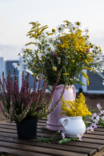 テーブルの上に屋外の花瓶の花束