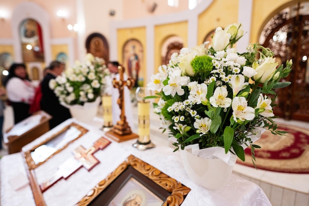 Photo bouquet of white flowers in the orthodox church