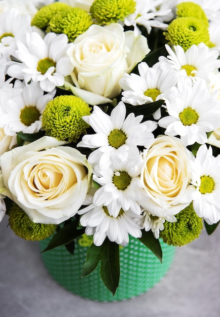 Букет белых цветов розы и маргаритки