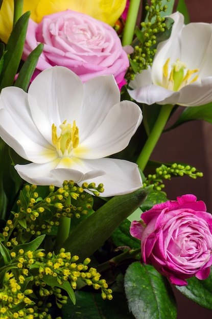 白とピンクの花の花束。