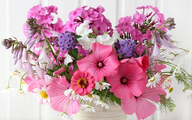 Букет из белых розовых и фиолетовых цветов крупным планом, флоксы, ромашки и другие