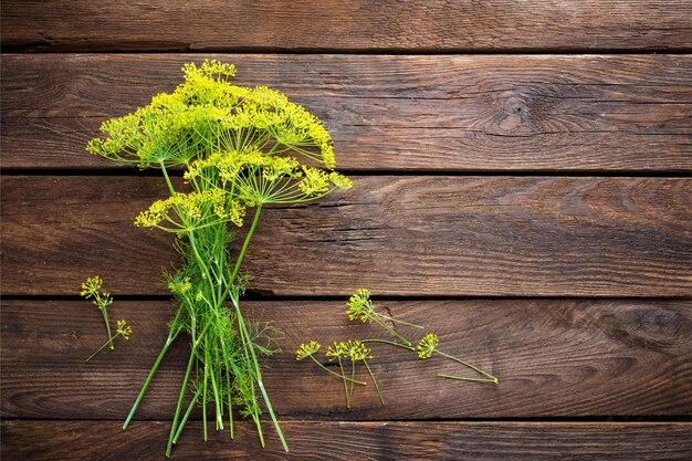 木製の背景に野生の花の花束