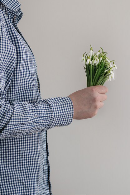 野生のスノードロップの花束