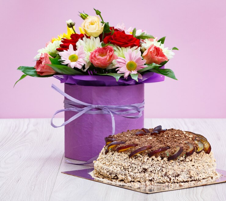 野花の花束と木の板にチョコレートケーキ