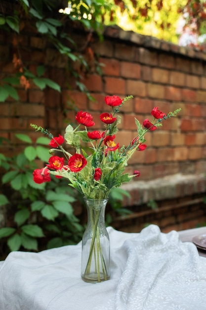 パティオの庭のテーブルに野花の花束。