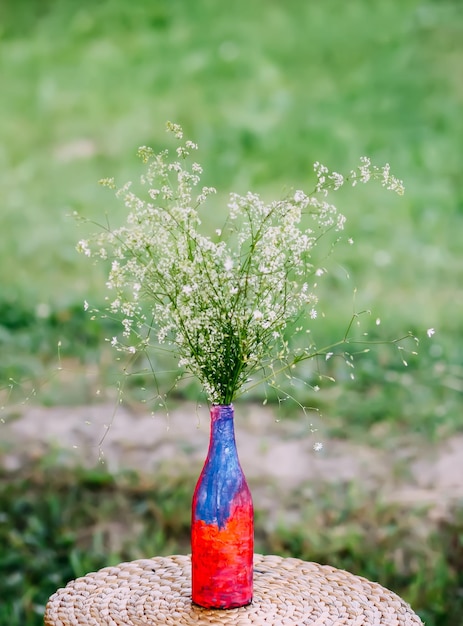 花瓶の花の装飾の野生の花の花束