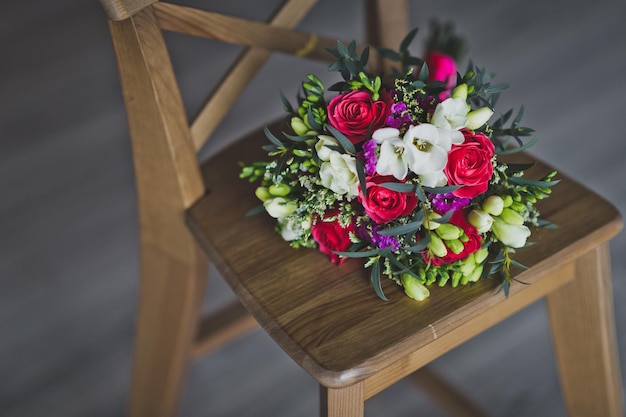 Bouquet on a wooden stool in the Studio 8108