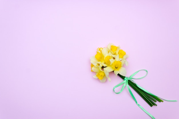 黄色い水仙の花束、春の贈り物