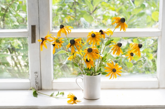 黄色いルドベキアの花束