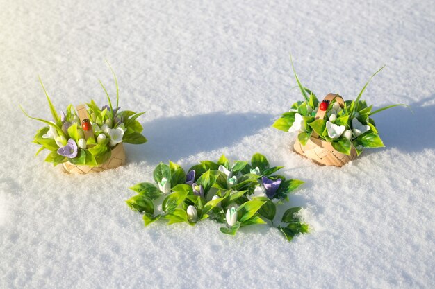 写真 人工花の花束と肥<unk> 緑豊かな雪