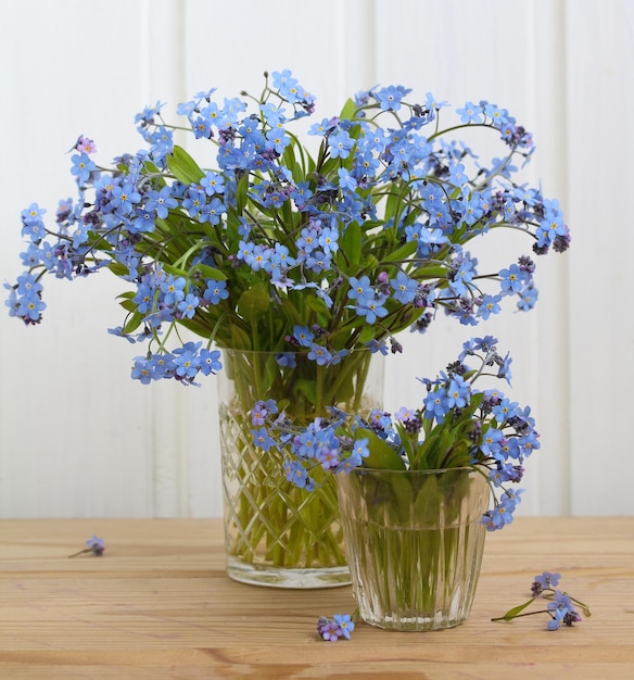 青いワスレナグサの花束