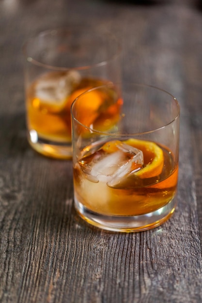 Cocktail bourbon old fashioned guarnito con scorza d'arancia.