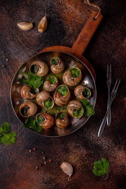 Бургундские улитки Escargot с травяным чесночным маслом