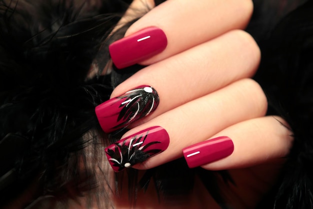 Foto bourgondische manicure met design.