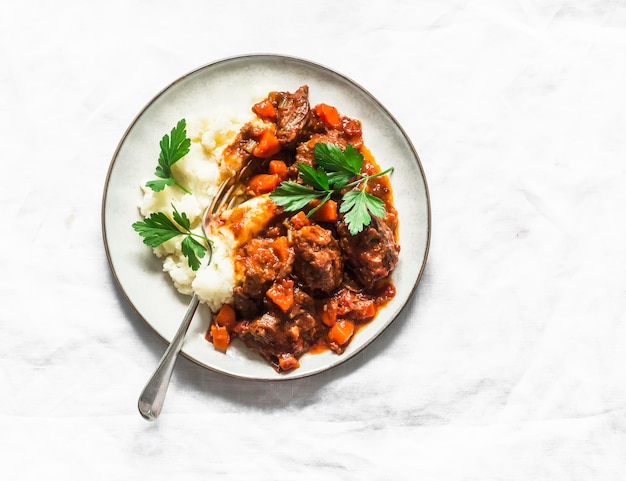 Bourgondische runderstoofpot met aardappelpuree op een lichte achtergrond bovenaanzicht Heerlijk comfort zelfgemaakte gerechten