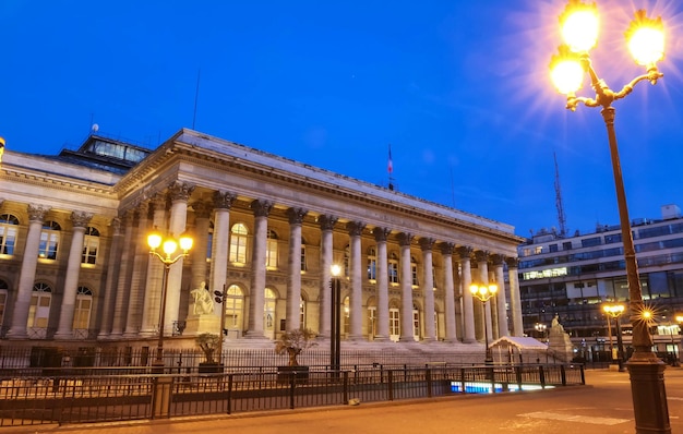 Bourse of Paris Brongniart 궁전 밤에Paris France