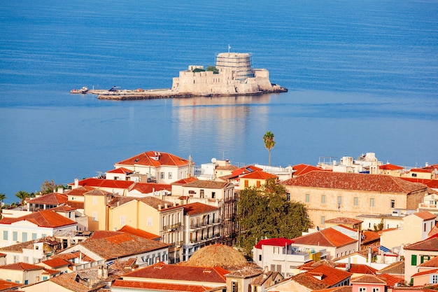 Bourtzi is een waterkasteel in het midden van de haven van Nafplio. Nafplio is een zeehavenstad op het schiereiland Peloponnesos in Griekenland.