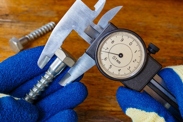 Boutkopmeting door meester in handschoenen met schuifmaat