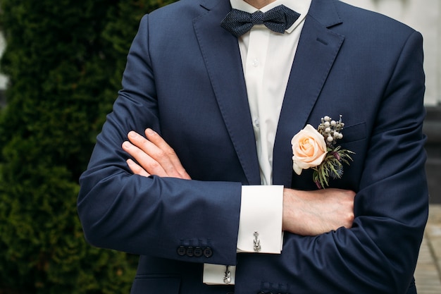 Boutonniere op de revers van de bruidegom