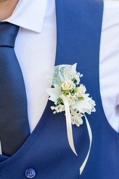 Boutonniere op het jasje van de bruidegom Bruiloftsversieringen Bruiloft