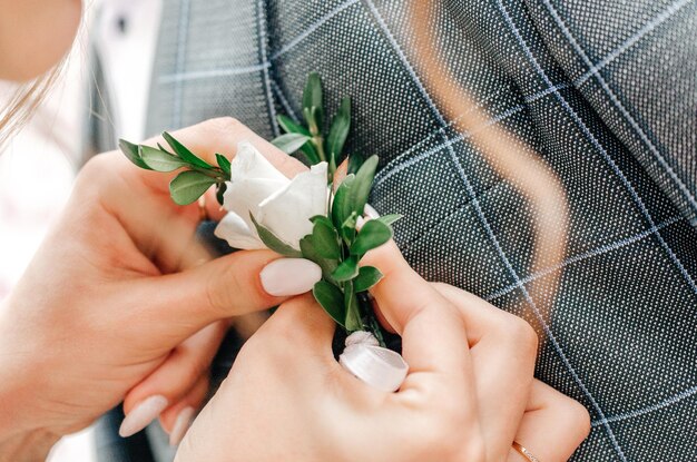 Boutonniere op het jasje van de bruidegom