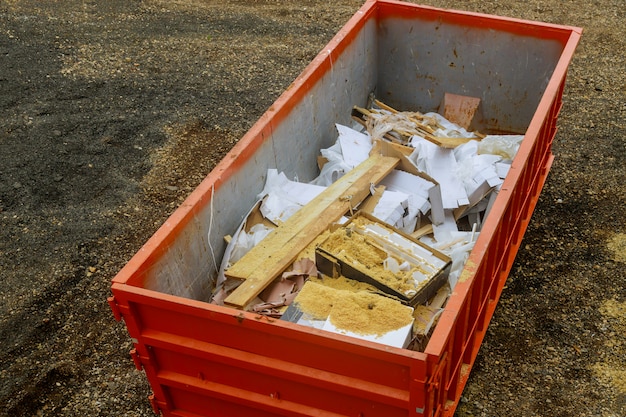 Bouw afvalcontainers in een metalen container, huis huis renovatie.