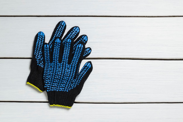 Bouw beschermende handschoenen op een witte houten achtergrond Kopieer de ruimte