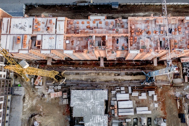 Bouw en constructie van hoogbouw, de bouw met arbeidsmiddelen en arbeiders. Bekijk van bovenaf, van bovenaf. Achtergrond en textuur