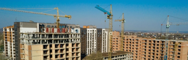 Bouw en constructie van hoogbouw, de bouw met arbeidsmiddelen en arbeiders