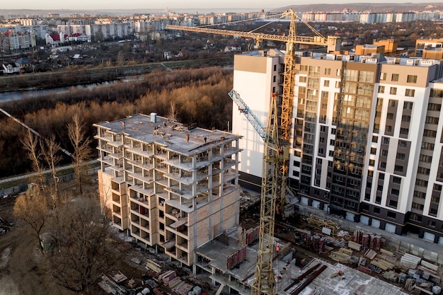 Bouw en constructie van hoogbouw, de bouwsector met arbeidsmiddelen