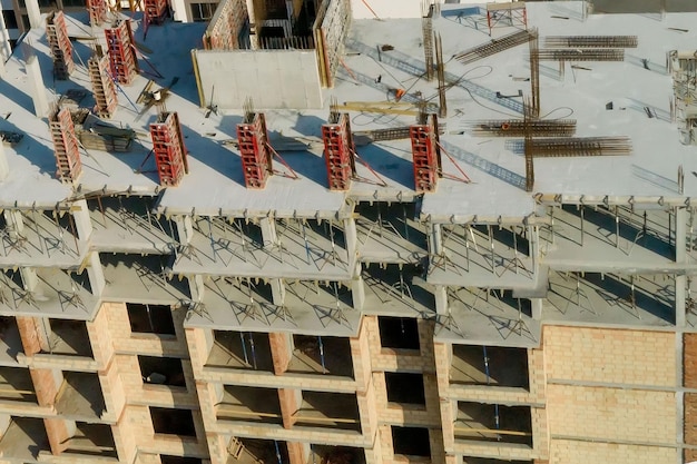 Bouw en constructie van hoogbouw de bouwsector met werkuitrusting en arbeiders Van bovenaf bekijken Achtergrond en textuur