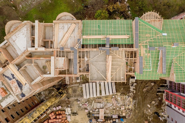 Bouw en dak in uitvoering naar nieuw gebouw met meerdere verdiepingen