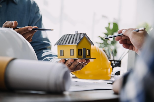 Bouw- en structuurconcept van ingenieur werkende tekening op blauwdruk bijeenkomst voor projectwerk met partner over modelbouw en ingenieurshulpmiddelen in bouwconcept van werkplaats