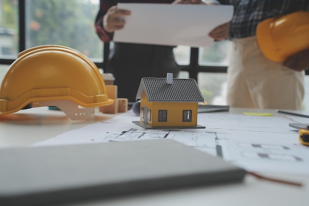 Bouw- en structuurconcept van ingenieurs- of architectenbijeenkomst voor projectwerk met partner- en technische hulpmiddelen voor modelbouw en blauwdruk in werklocatiecontract voor beide bedrijven