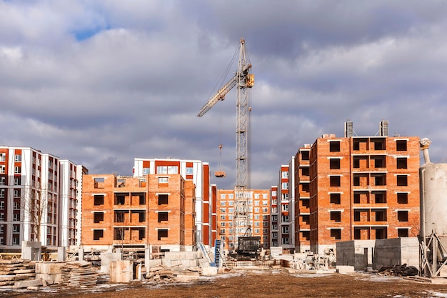 Bouw gebouwen hoogbouw bakstenen huizen in aanbouw nieuwe wijk van moderne highr